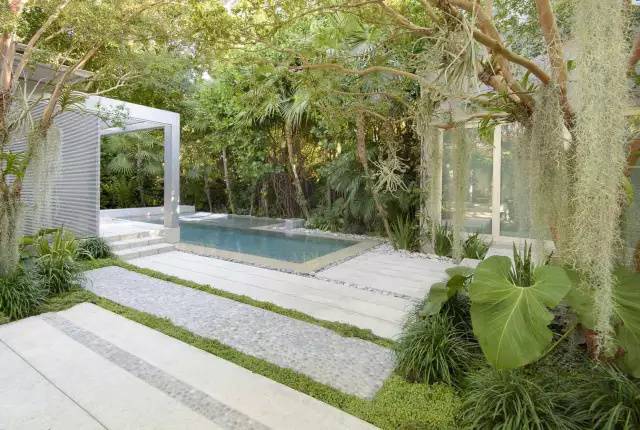 现代风格别墅小型花园设计实景图-青望私家花园设计-1