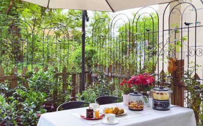 将一楼小花园打造成户外餐厅，享受幸福生活