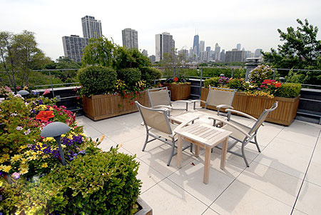如何将阳台打造成精巧的小花园-成都青望园林景观设计公司