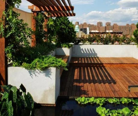 在屋顶花园上打造木平台（木地台）需要注意哪些事项_成都屋顶花园设计