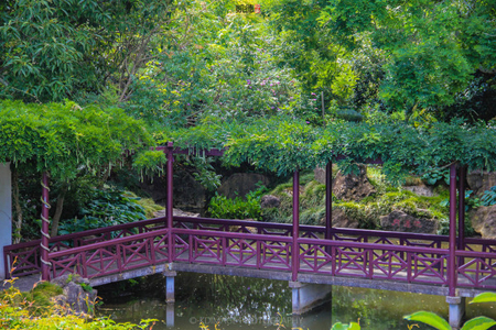  中国花园里面的红色的廊桥 -成都青望园林景观设计公司